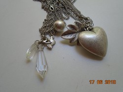 140 cm ezüstözött lánc:szív medál+levél+gyöngy és 2 db fazetált üveg függő+zsuzsu galamb