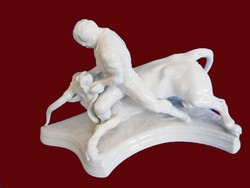Fehér Herendi figura: Toldi bikával sérült 18 cm magas, 28 cm hosszú + egy törött táncoló betyár