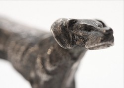 Ezüst kutyát ábrázoló miniatűr szobor 