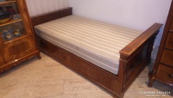 Masszív úri ágy igen kényelmes matraccal