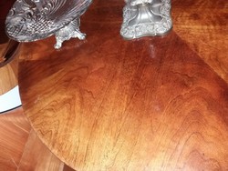Gyönyörű kerek kisasztal, masszív lábakkal, a retró szebbik feléről
