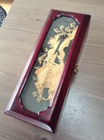 Régi kínai fa ékszerdoboz üveg alatti faragott képpel