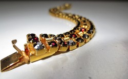 Aranyozott vagy 6 karátos arany karkötő - gránátszerű kövekkel