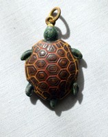 Antik festett bécsi bronz medál - teknős forma (fényképtartó lehetett/hiányos)