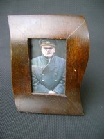 Adolf Hitler hasonmása kép korabeli hozzá illő asztali fa keretben