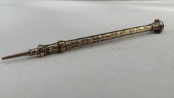 Aranyozott ezüst kicsi töltő ceruza.