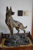 Sziklán álló kutya szobor