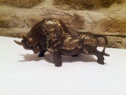 Bronz bika aranyozott díszítéssel