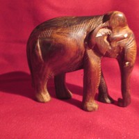 KI24 Régi fa kézzel faragott elefánt