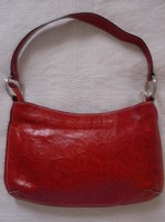 Piros  dombornyomott,  kis méretű  bőr táska