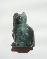 Ásványból faragott cica szobrocska