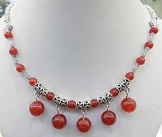 Tibetiezüst és 6-10 mm-s természetes rubin gyöngyökből készült nyaklánc