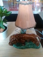 Oroszlánt ábrázoló kerámia asztali lámpa