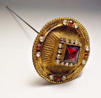 Korabeli bieder, strasszkővel díszített cizellált antik kalptű 