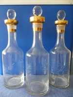 2 db metszett üveg, aranyozott kiöntő (kancsó, palack)