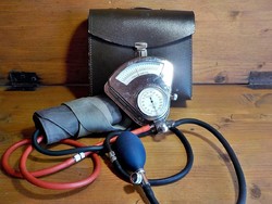 Régi fém házas orvosi vérnyomásmérő 