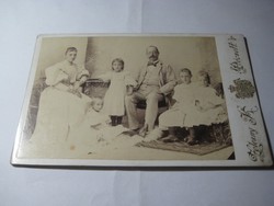 Zelesney Károly császári és királyi  udvari fényképész fotója egy pécsi polgári családról