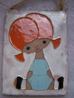 ​Ülő kislány.-  aranyos kerámia falikép