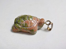 Unakit kőből készült teknős medál