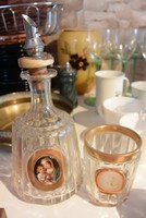 Antik (likőrös/boros?) ólomöveg kínáló festett szentképpel (Mária kis Jézussal) + pohár
