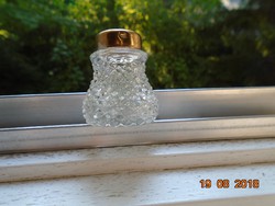 Antik díszes kristály üveg sószóró fényes réz fejjel-4,3 cm