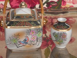 Jelzett japán porcelán teafűtartó és kisváza.