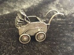Ezüst miniatűr babakocsi