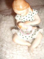 Kispesti babázó kislány zöld pöttyös ruhában