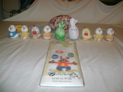 Húsvéti dekoráció kerámiák és dísz szalag asztalra