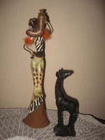 40 cm magas festett afrikai szobor ajándék zsiráffal