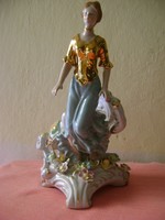 Nagy méretű MEISSEN hölgyet a virágos kertben  ábrázoló figura