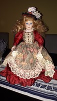 Kate porcelán baba a Victorian Dolls kollekcióból