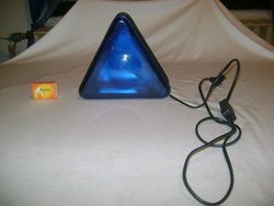 Háromszög alakú kék lámpa, hangulat lámpa
