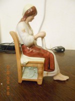 Régi Biszkvit porcelán, széken ülő hímző nő.