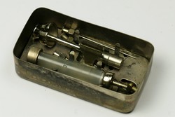 Régi orvosi fecskendő injekciós felszerelés eredeti dobozában