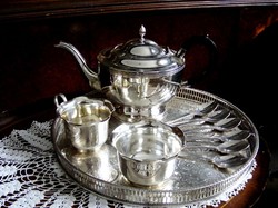 Elegáns, vastagon ezüstözött, teás készlet, gyönyörű 25. évfordulóra gravírozott, cizellált tálcán