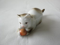 Zsolnay porcelán játszó cica macska