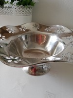 Ezüstözött hullámos szélű áttört virág mintás kehely formájú bécsi talpas kínáló tálka