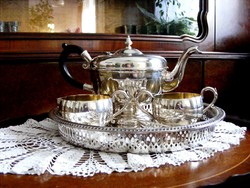 Szépséges vastagon ezüstözött teás vagy kávés készlet, 6 db kanállal, gyönyörű áttört oldalú tálcán