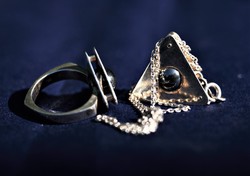 Extravagáns ezüst gyűrű-nyaklánc és medál