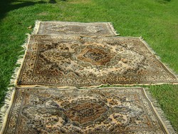 (1) ANTIK szép színvilágú kézimunkával készült gyapjú nagy méretű fali szőnyeg terítő
