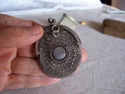 Antik ezüst pénztárcácska a XIX. század végéről, hosszú ezüstláncon viselve különleges ékszer