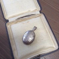 Régi ezüst fényképtartós medál vésett díszítéssel
