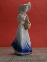 Porcelán hölgy kalappal