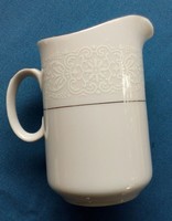 Elegáns porcelán tejkiöntő, ezüst és csipke díszítéssel, 12 cm magas