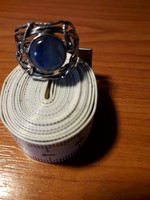 Sejtelmes-selymesen fénylő kianit /disztén/ drágaköves egyedi kézműves ezüst gyűrű