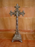 Ezüst színű talpon álló fém feszület, Jézus a kereszten 40 cm magas