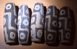 9 szem, dZi (égi szem), tibeti achát, átmérő  12,3 mm átm/38,6 mm hossz