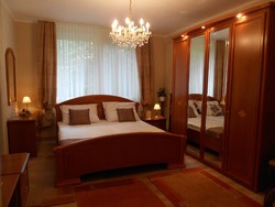 Olasz hálószoba bútor ágy matrac szekrény gardrób ágyrács éjjeliszekrény komód tükör lámpák