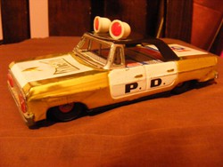 Retro lendkerekes lemez játék autó rendőrautó